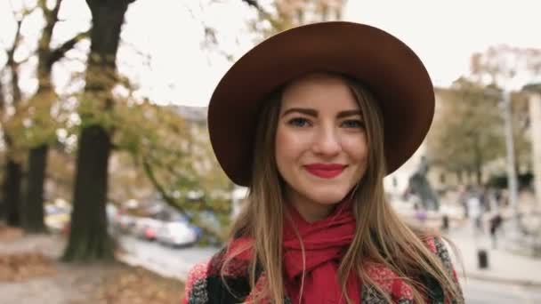 Slow Motion portrét funky ženy s úsměvem v sérii skuteční lidé města — Stock video