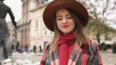 Şapka okuma kitabı Şehir Parkı içinde genç güzel kız. Ağır çekim.