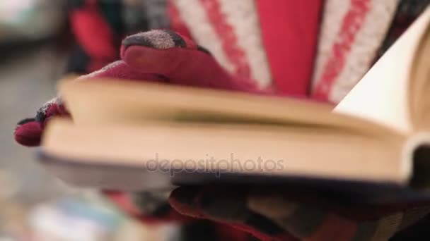 Petite fille retourne une page tout en lisant un livre, Dolly shot — Video