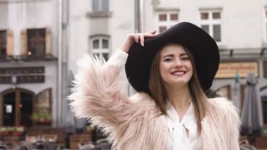 Kameraya, seyir şapkalı güzel sarışın kızın yakın gülümseyen