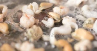 Taze karides cızırtılı tavada doğranmış soğan ve biber lezzetli ve besleyici bir yemek için eklendi