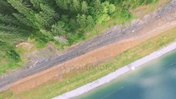 Vuelo aéreo por hermosos lagos y montañas — Vídeos de Stock