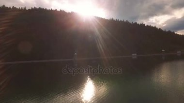 Havadan görünümü. Güzel dağ nehir ve güzel orman üzerinde uçan. Hava kamera çekim. Manzara panorama. Altay, Sibirya.