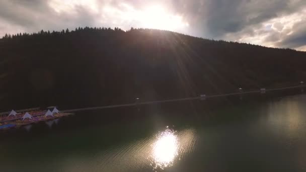 Letecký pohled. Létání nad krásné horské řeky a krásný les. Letecká kamera natáčela. Panorama krajiny. Altaj, Sibiř. — Stock video