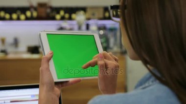 Yeşil ekran tokatlamak resimler kafede oturan ile tablet kullanan genç güzel kadın. Yakın çekim. Chroma anahtar