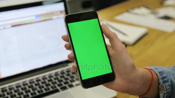 여자 녹색 스크린 스마트폰을 사용 하 여입니다. 클로즈업 비디오 여 대의 휴대 전화를 들고입니다. 크로마 키입니다. 수직 — 비디오