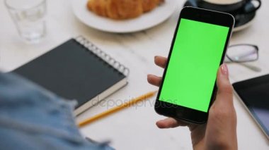 Smartphone ile yeşil ekran kullanan kadın close-up. Yakın çekim video cep telefonu holding womans eller. Chroma anahtar. Dikey