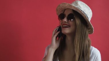 Studio bir cep telefonu üzerinde konuşurken bir genç kız. İş ve iletişim