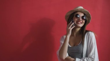 Evin dışında telefonda konuşan kız