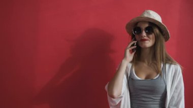 Evin dışında telefonda konuşan kız