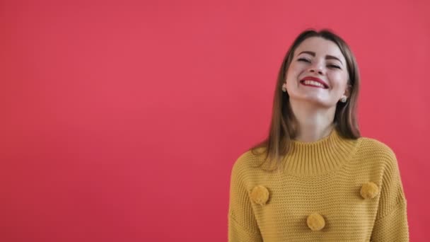 Sorprendido emocionado feliz mujer primer plano retrato de hermosa mujer joven con expresiones de la cara extática . — Vídeos de Stock