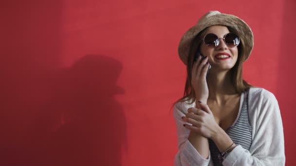 In studio a young girl talking on a mobile phone. Business and communications — Stock Video