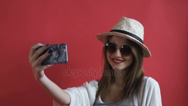 Rolig tjej med professionell make-up gör selfie på mobiltelefon i studion — Stockvideo
