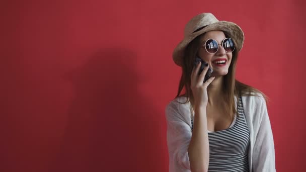 Menina falando ao telefone fora da casa — Vídeo de Stock