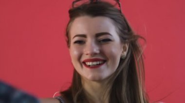 Profesyonel makyaj yapma selfie üstünde hareket eden telefon stüdyo ile kız