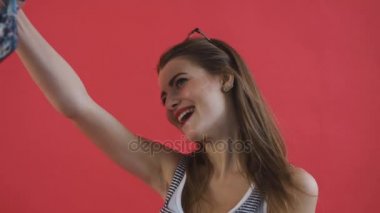 Profesyonel makyaj yapma selfie üstünde hareket eden telefon stüdyo ile kız