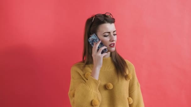 Ragazza che parla al telefono fuori casa — Video Stock