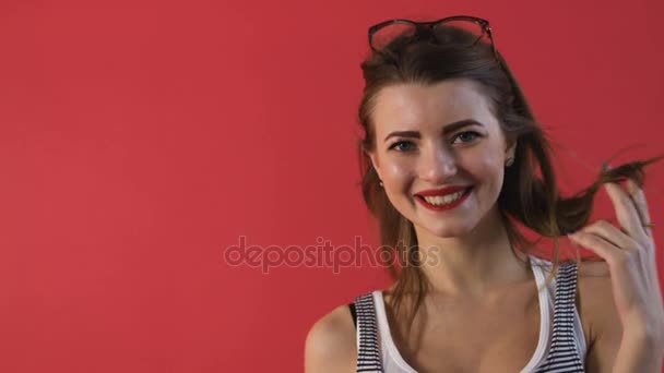 Meglepett, izgatott, boldog asszony Vértes portréja gyönyörű fiatal nő, eksztatikus arc-kifejezések. — Stock videók
