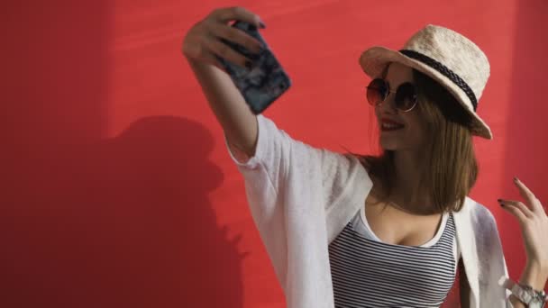 Zabawna dziewczyna z profesjonalny makijaż co selfie na telefon komórkowy w studio — Wideo stockowe