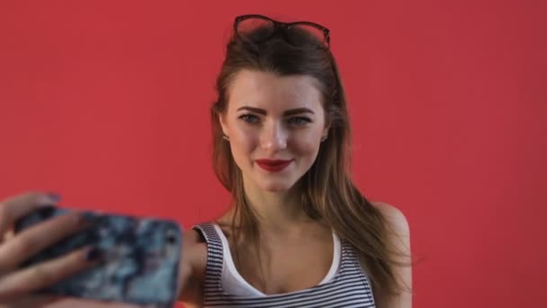 Chica divertida con maquillaje profesional haciendo selfie en el teléfono móvil en el estudio — Vídeo de stock