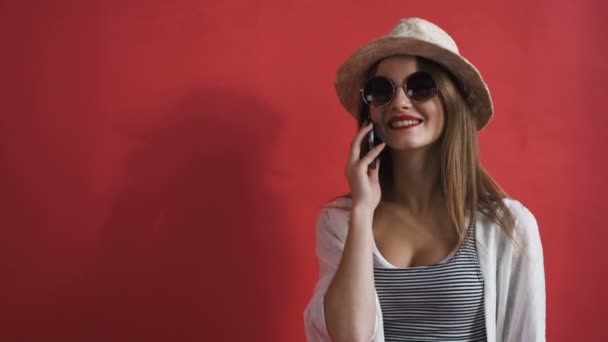 Chica hablando por teléfono fuera de la casa — Vídeos de Stock
