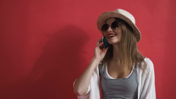 Girl talking on the phone outside the house — Stock Video