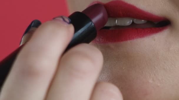 Κορίτσι χρωματίζει τα χείλη γκρο πλαν — Αρχείο Βίντεο
