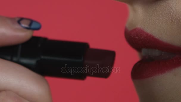 Girl paints her lips close-up — Stock Video