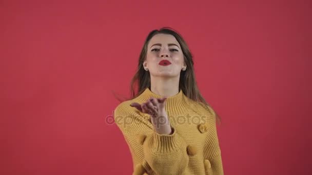 Sorprendido emocionado feliz mujer primer plano retrato de hermosa mujer joven con expresiones de la cara extática . — Vídeos de Stock