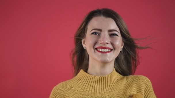 놀란된 흥분된 행복 한 여자 황홀 얼굴 표정으로 아름 다운 젊은 여자의 근접 촬영 초상화. — 비디오