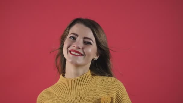 놀란된 흥분된 행복 한 여자 황홀 얼굴 표정으로 아름 다운 젊은 여자의 근접 촬영 초상화. — 비디오
