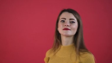 Sürpriz heyecanlı mutlu kadın portre portre güzel genç kadının kendinden geçmiş yüz ifadeleri ile.