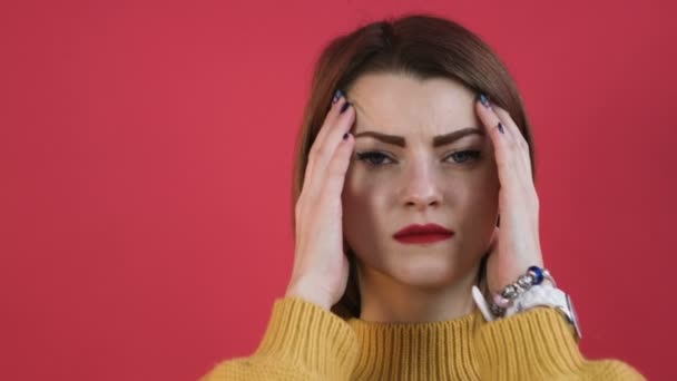 Mujer rubia joven con dolor de cabeza, retrato de estudio. Mujer poniendo las manos en la cabeza, aislada sobre fondo oscuro. Concepto de problemas y dolor de cabeza . — Vídeos de Stock