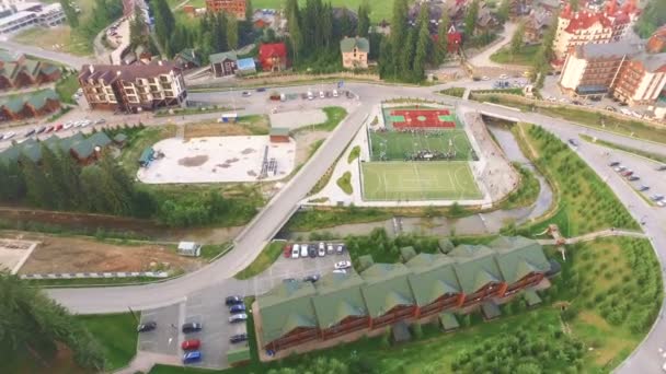 BUKOVEL, UCRÂNIA. O elevador numa estância de esqui. Casas para turistas e lago com peixes . — Vídeo de Stock