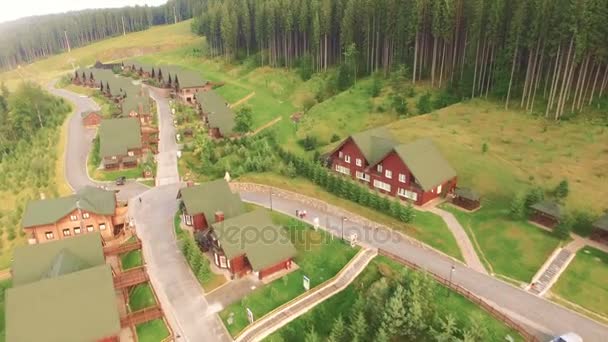 BUKOVEL, UCRÂNIA. O elevador numa estância de esqui. Casas para turistas e lago com peixes . — Vídeo de Stock