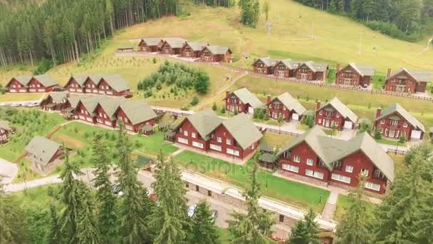 BUKOVEL, UCRAINA. L'impianto di risalita in una stazione sciistica. Case per turisti e lago con pesce . — Video Stock