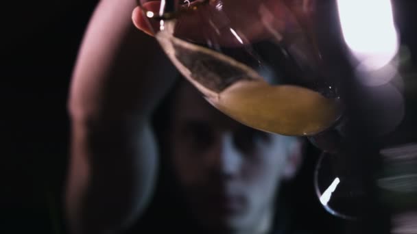 Бармен наливає чернетку пива — стокове відео