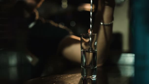 Verter un whisky escocés en las rocas — Vídeo de stock