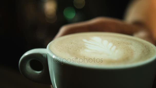 Latte quente com espuma saborosa — Vídeo de Stock