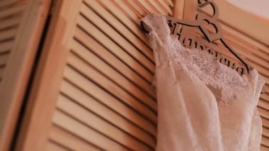 Askı ahşap arka plan üzerinde güzel lüks düğün elbise. Düğün hazırlığı