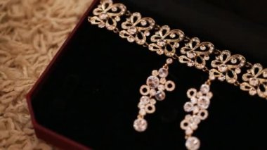 Lüks mücevher hediye kutusunda siyah bezle. Bileklik ve küpe takı kutusunda görünümünü kapat