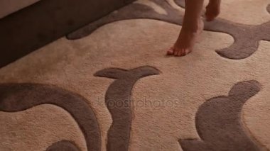 Halı üzerinde yürüyen kadının ayak kapatın. İpucu toe. Kadın bacakları güzel manikür ile. Önce düğün töreni