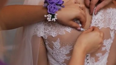 Nedime eller güzel gelin gelinliğini kadar düğmelerini. Yakın çekim