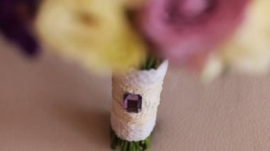 Güzel düğün çiçek buketi. Yakın çekim. Sarı, pembe ve mor gelin buketi