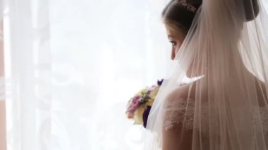 Güzel gelin lüks gelinlik kokulu çiçek buketi. Arkadan Görünüm