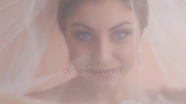 Güzel gelin peçe kamera aracılığıyla arıyor. Kadın açılış gelin peçe. Yüzünü kapat