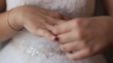 Alyans elini üzerinde düzeltme gelinler kapatın.