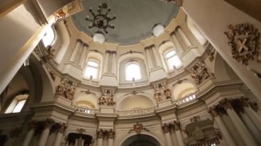 Güzel iç lviv Dominik kilise kapalı. Güzel heykeller