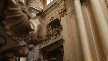 Lviv, Ukrayna. Dominik kilise kapalı. Güzel iç ve altın heykeller. Çapraz. Ağır çekim vurdu. Tapınak