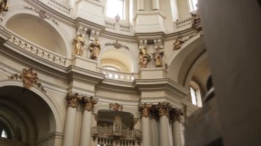 Lviv, Ukrayna. Dominik kilise kapalı. Güzel iç ve altın heykeller. Ağır çekim vurdu. Tapınak